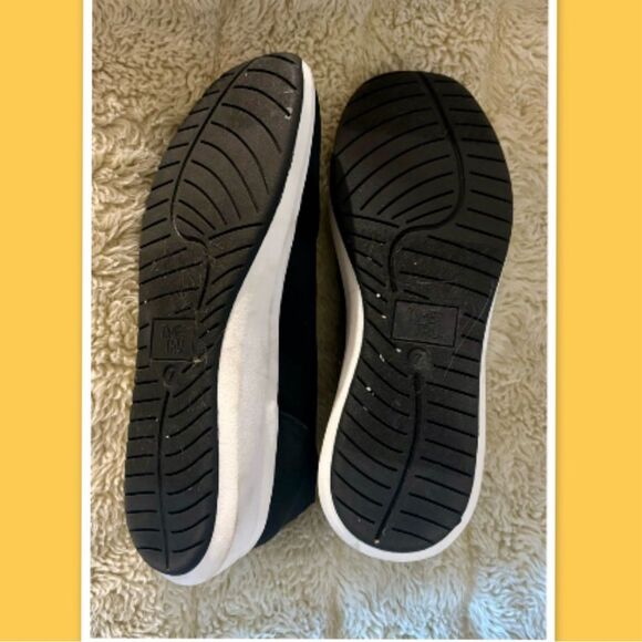 Time And Tru Women’s Slip On’s - Picture 2 of 3